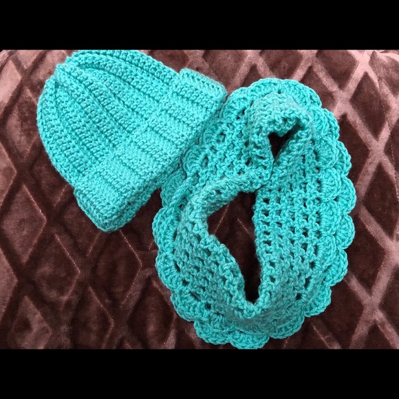 Winter beanie hat & matching cowl Neck warmer 🧶 - Picture 1 of 2